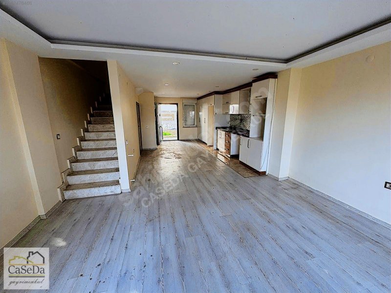 Kemerağzı'nda Köşe Konumda Tripleks Villa, Ortak Havuzlu