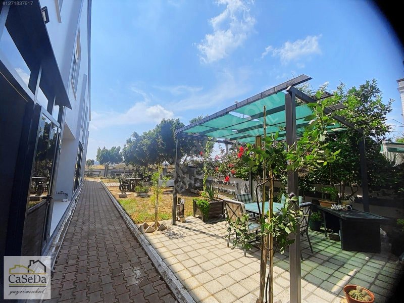 Aksu Kemerağzı'nda Özel Bahçeli, Havuzlu 3 Katlı Villa