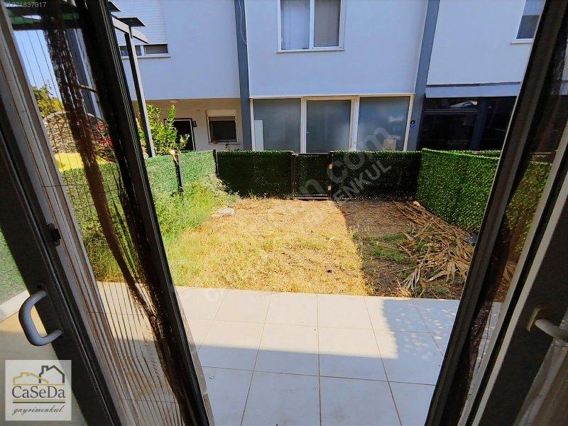 Aksu Kemerağzı'nda Özel Bahçeli, Havuzlu 3 Katlı Villa
