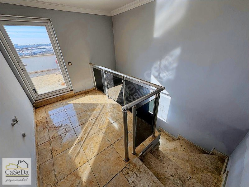 Kemerağzı'nda Köşe Konumda Tripleks Villa, Ortak Havuzlu