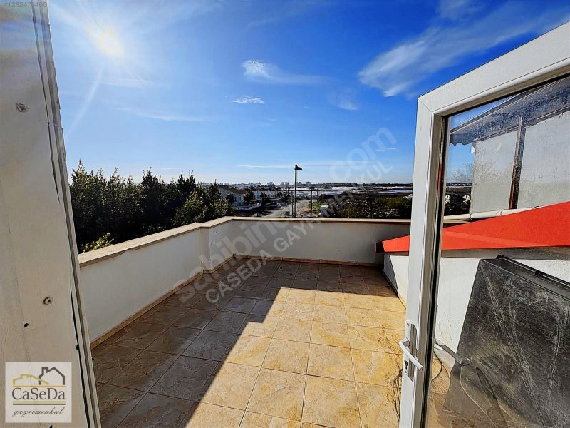 Kemerağzı'nda Köşe Konumda Tripleks Villa, Ortak Havuzlu