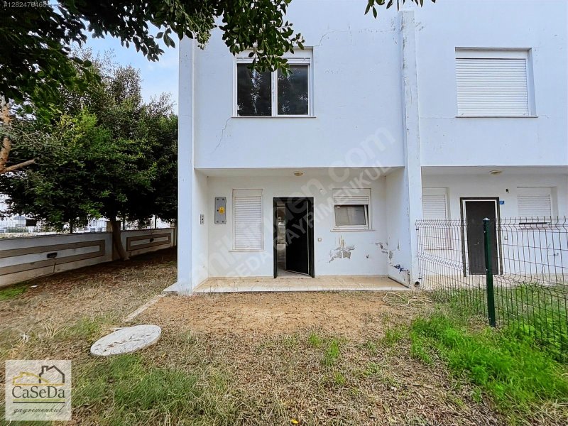 Kemerağzı'nda Köşe Konumda Tripleks Villa, Ortak Havuzlu