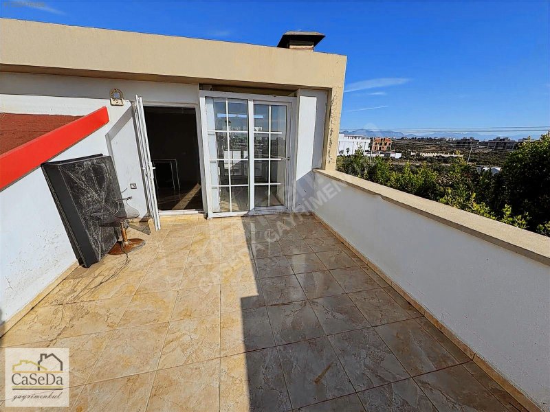 Kemerağzı'nda Köşe Konumda Tripleks Villa, Ortak Havuzlu